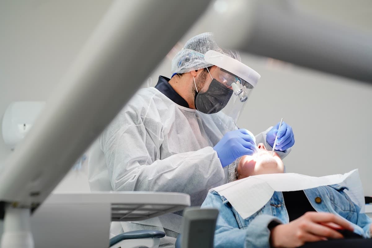 Dentista realizando um procedimento em paciente.