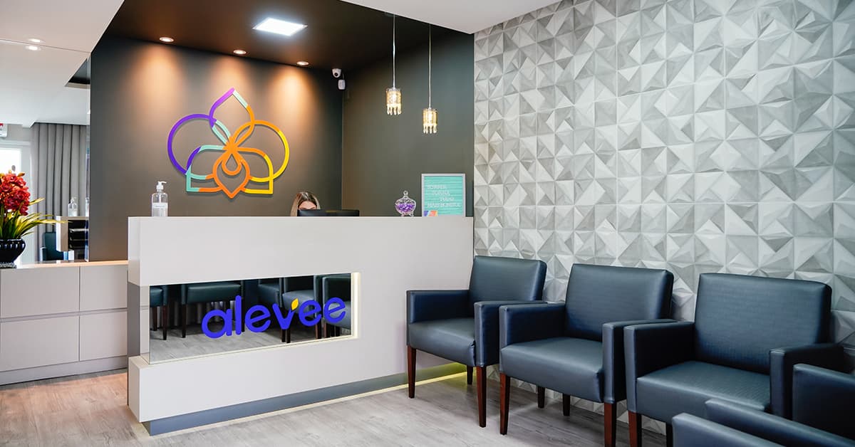 Dentista atendendo paciente com atenção